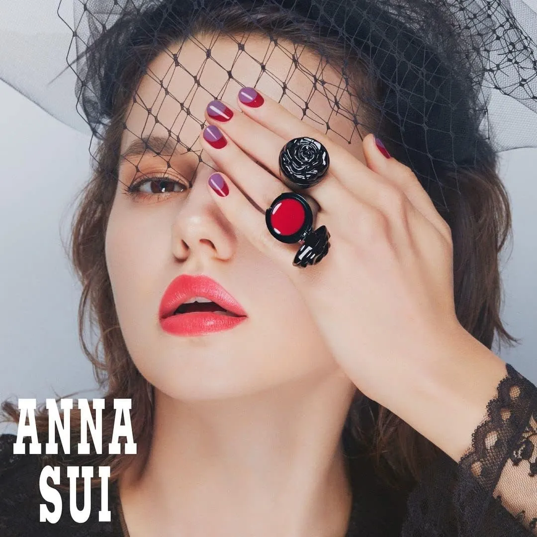 ANNA SUI Ring Rouge - Antique-Looking Lipstick Like Wearing an Accessory - Formulated with Highly Refractive and High-Viscosity Oil - 400 True Red - 0.80 oz.
