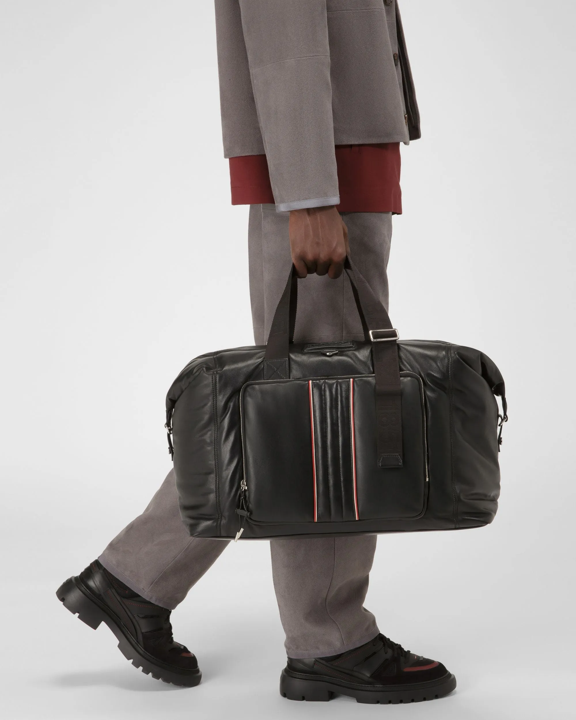 Arohn Leather Weekender Bag In Black