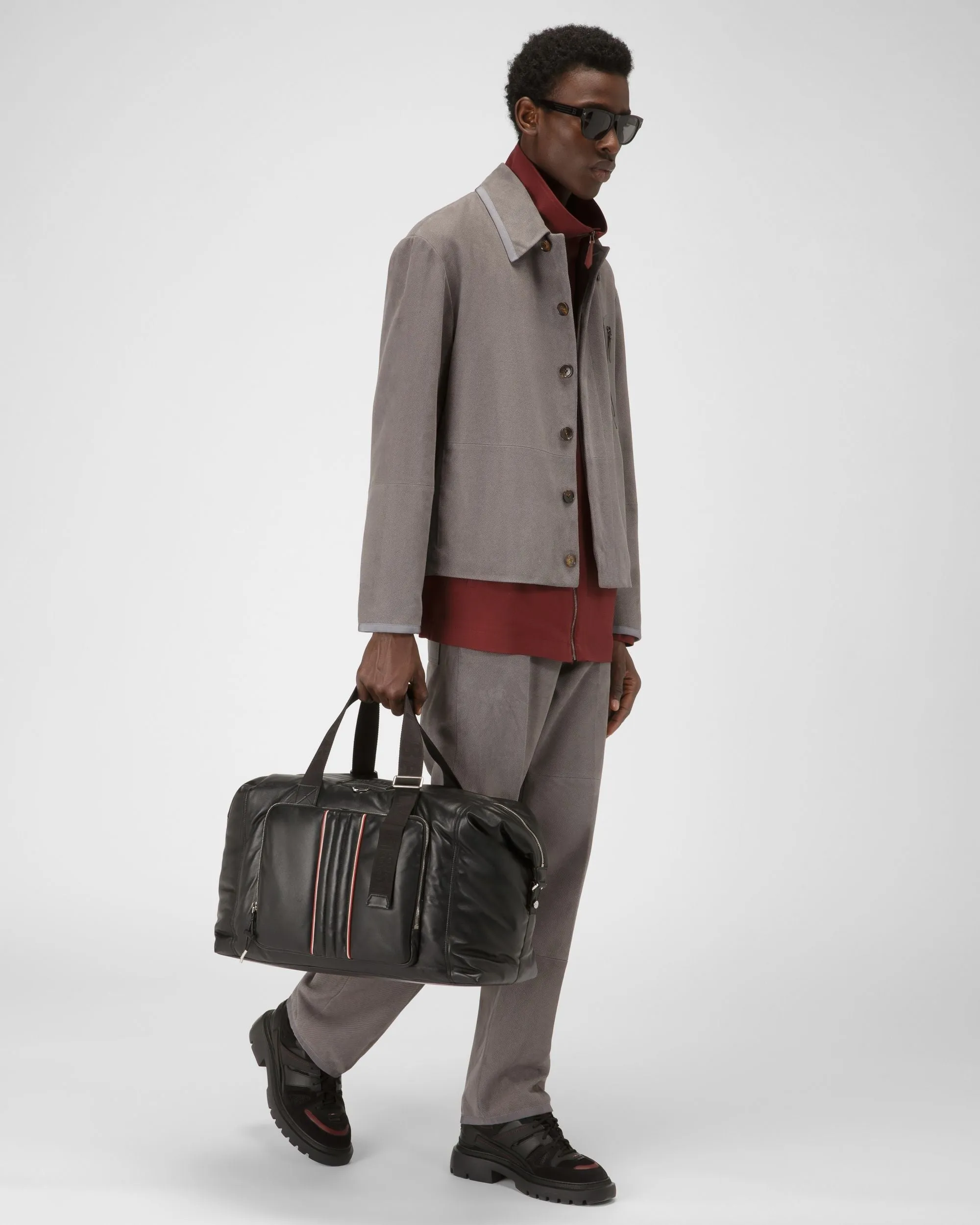 Arohn Leather Weekender Bag In Black