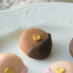 Chocolate Dipped Macaron Brooch (Chocolate)【Japan Jewelry】