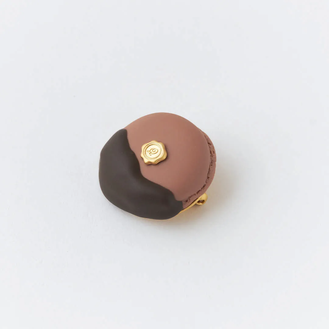 Chocolate Dipped Macaron Brooch (Chocolate)【Japan Jewelry】
