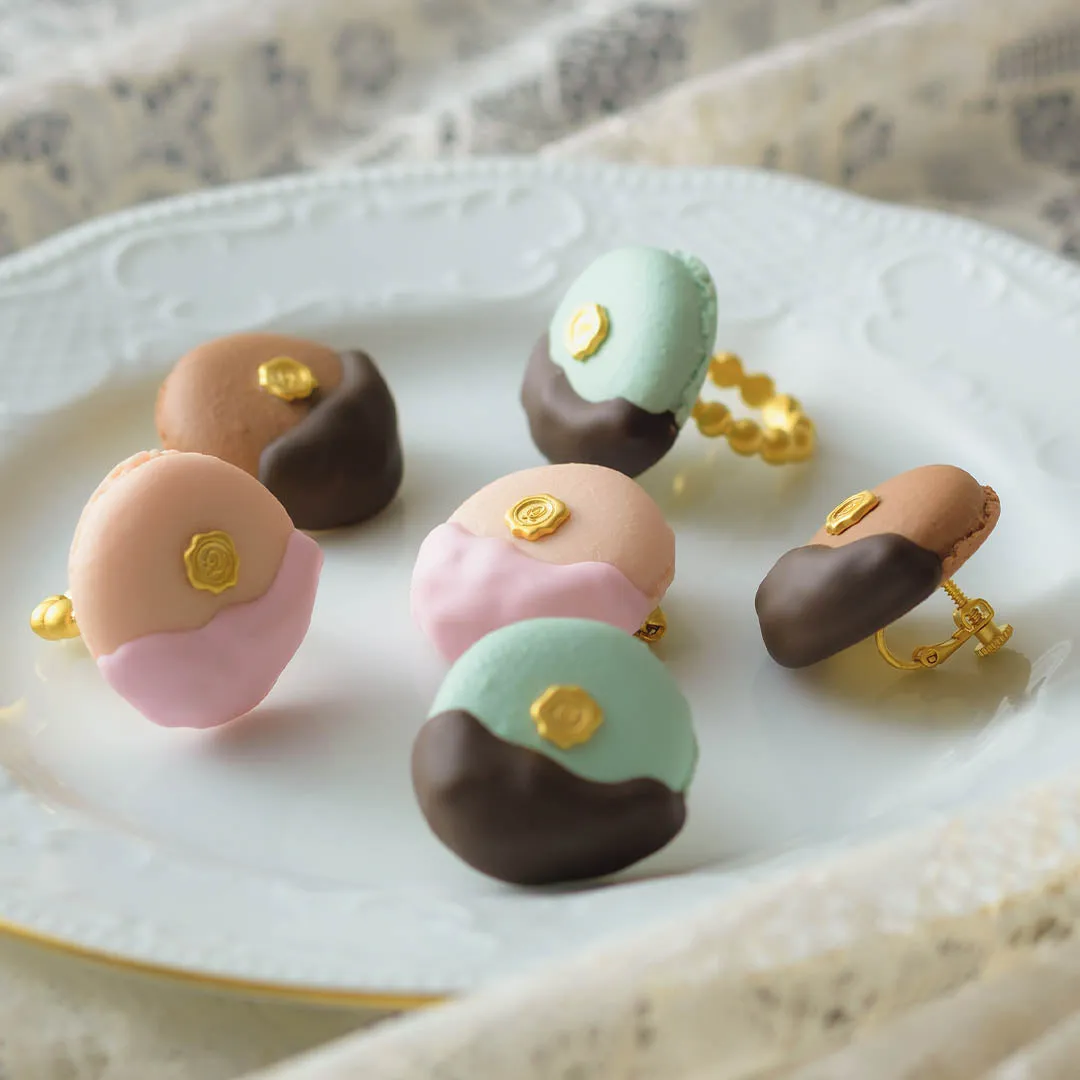 Chocolate Dipped Macaron Brooch (Mint Chocolate)【Japan Jewelry】