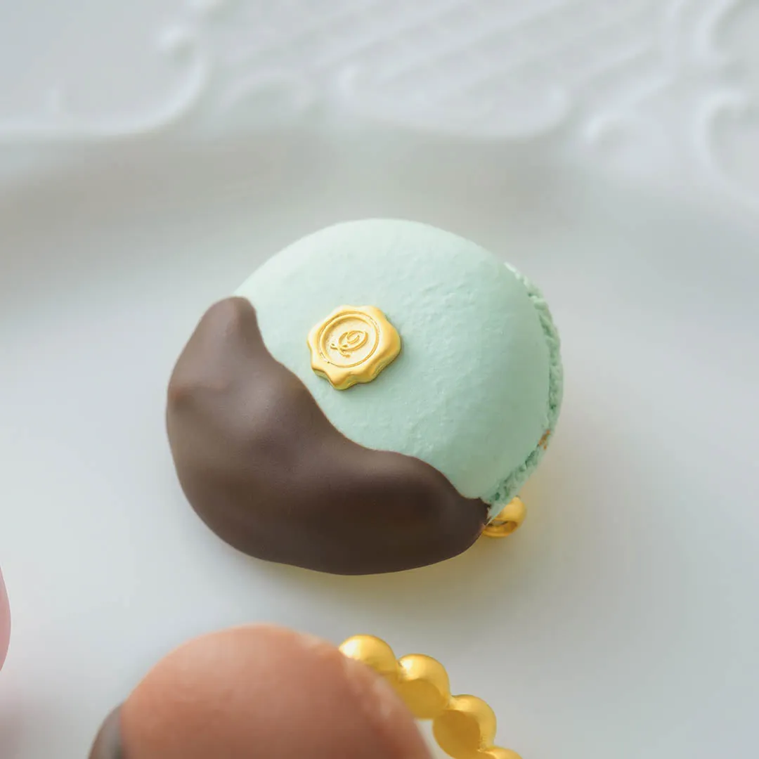 Chocolate Dipped Macaron Brooch (Mint Chocolate)【Japan Jewelry】