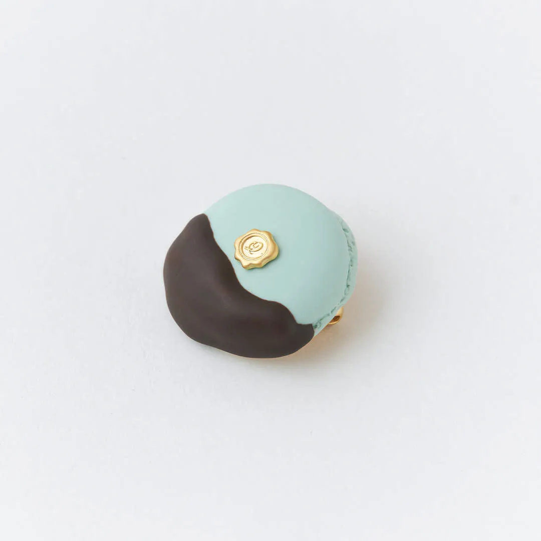 Chocolate Dipped Macaron Brooch (Mint Chocolate)【Japan Jewelry】