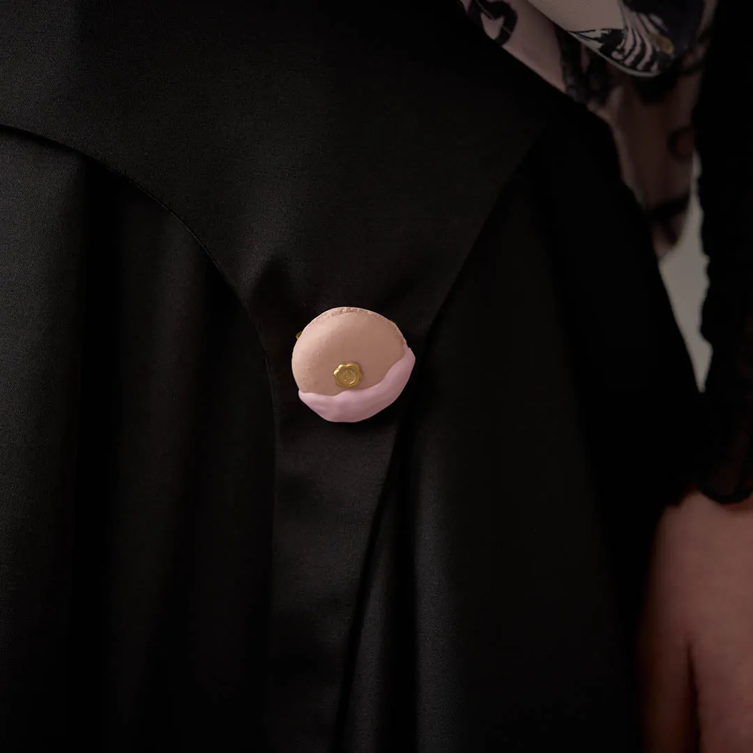 Chocolate Dipped Macaron Brooch (Strawberry)【Japan Jewelry】