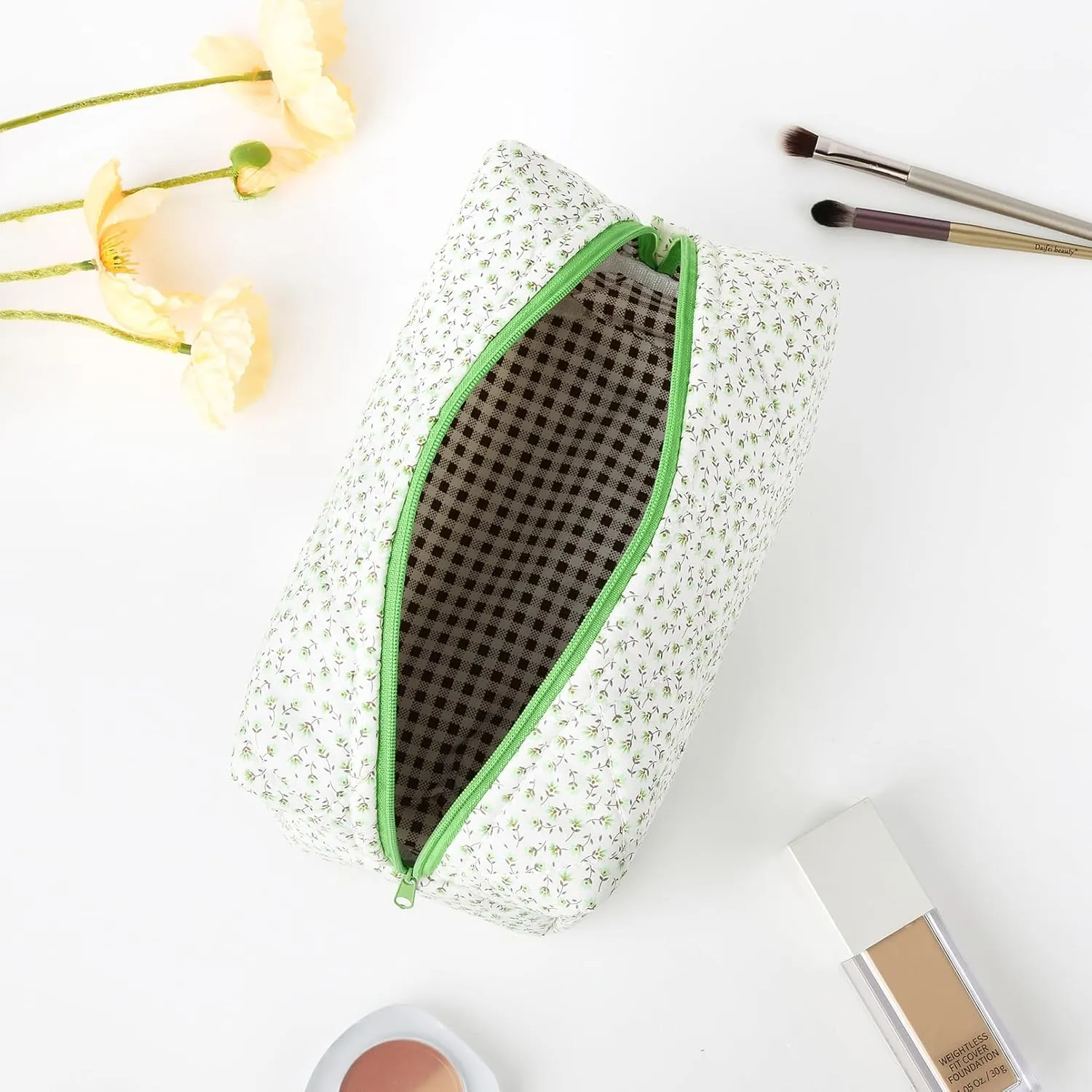 Floral Makeup Bag Quilted Cosmetic Bag Cute Puffy Coquette Makeup pouch Aesthetic Large Travel Toiletry Bag Organizer cotton Makeup Brushes Storage Bag for Wome