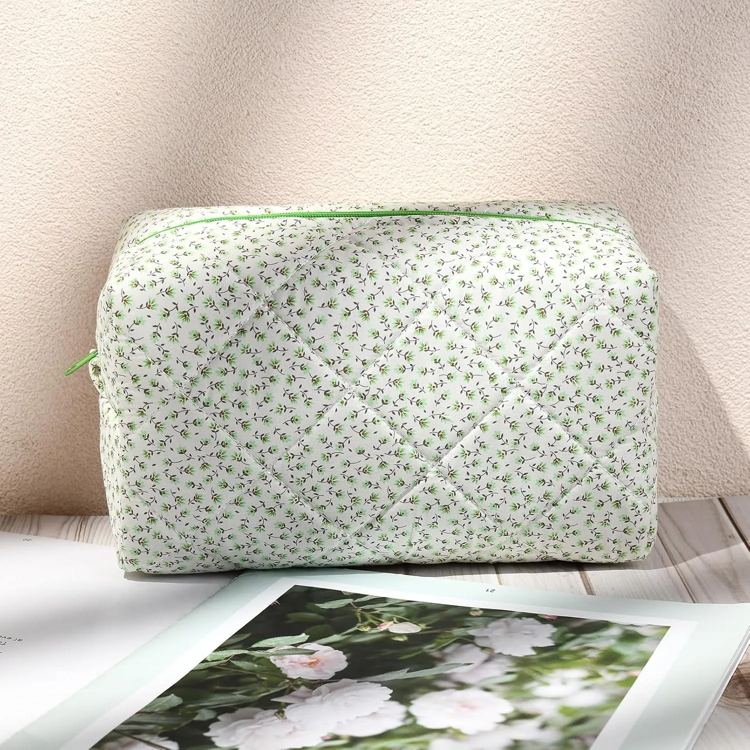 Floral Makeup Bag Quilted Cosmetic Bag Cute Puffy Coquette Makeup pouch Aesthetic Large Travel Toiletry Bag Organizer cotton Makeup Brushes Storage Bag for Wome