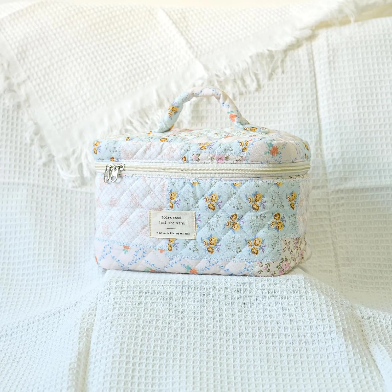 Makeup Bag Large Travel Quilted Cosmetic Makeup Bag Organizer, Floral Cotton Coquette Aesthetic Toiletry Bag for Women Girls (Blue Floral Collage-L)