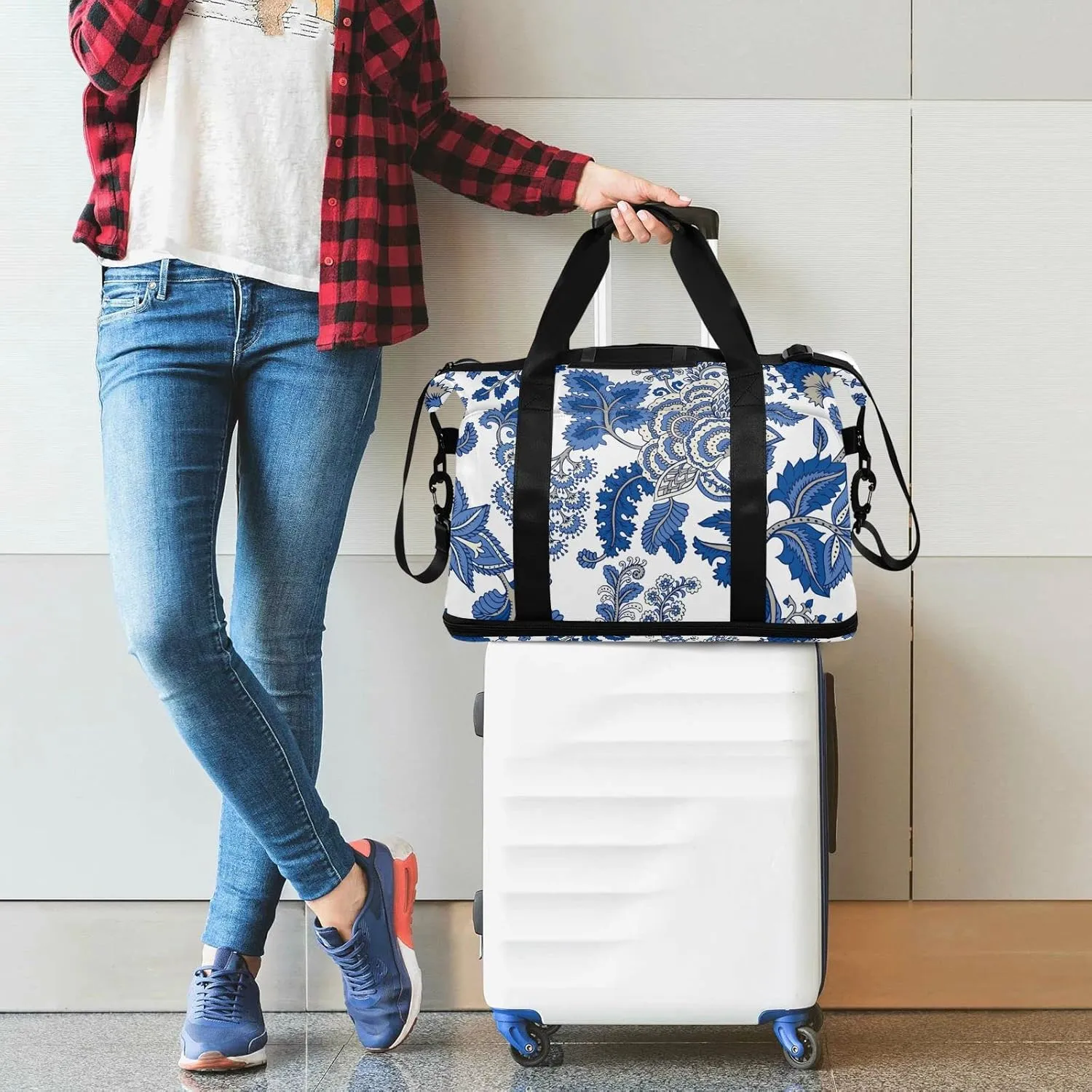 Seamless Floral Paisley Ornament Curly Flowers on White Foldable Travel Bag, Camping Luggage bag, Portable Gym Bag, Sports Bag, Toiletry Bag with Handles Adjustable Shoulder Strap